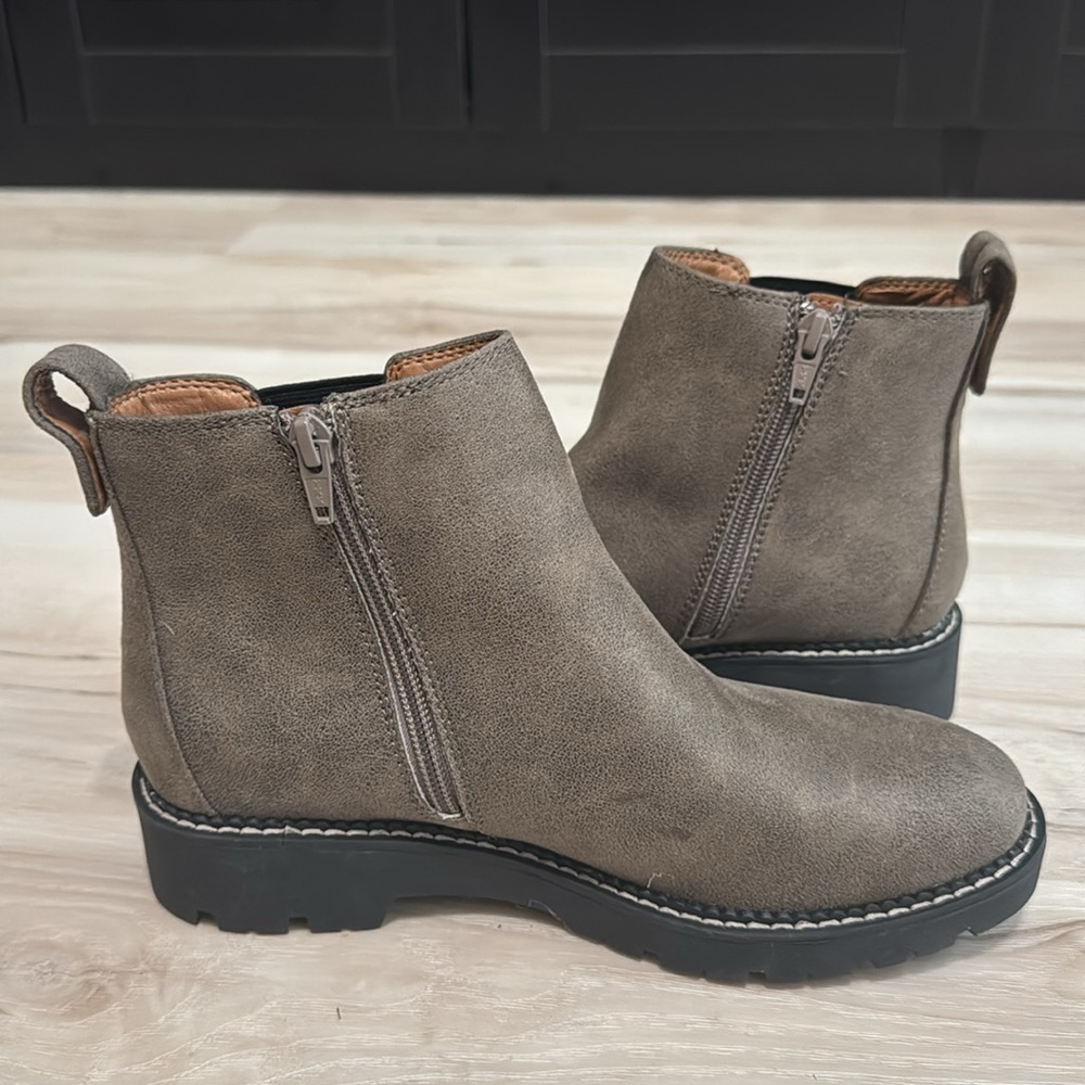 Eurosoft Bethan Chelsea Boots Gray Black Lug Sole Comfort Booties Size 7 - Picture 4 of 9